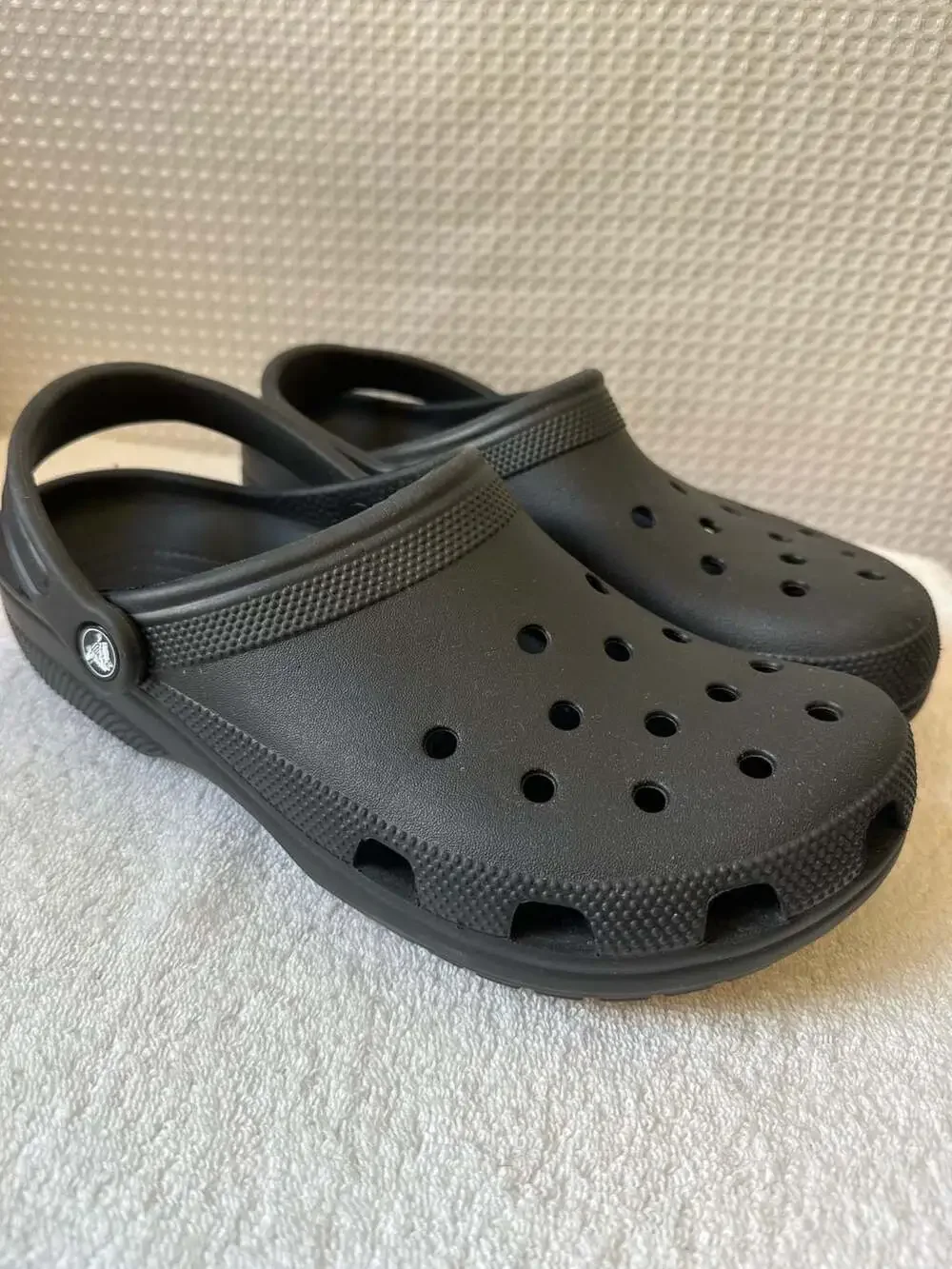 Crocs Classic Clogs Black Men's Size 11 - Picture 2 of 7